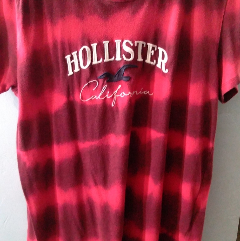I'm selling a tee that I got from Hollister.